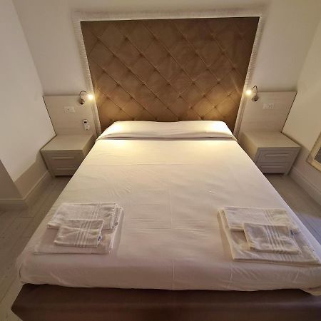 Isola Nel Parco Villas & Rooms Ла Мадалена Екстериор снимка
