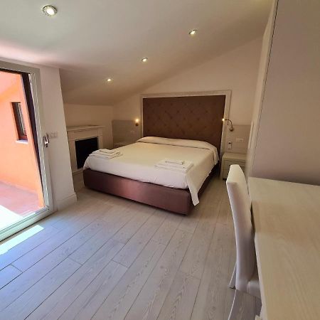Isola Nel Parco Villas & Rooms Ла Мадалена Екстериор снимка