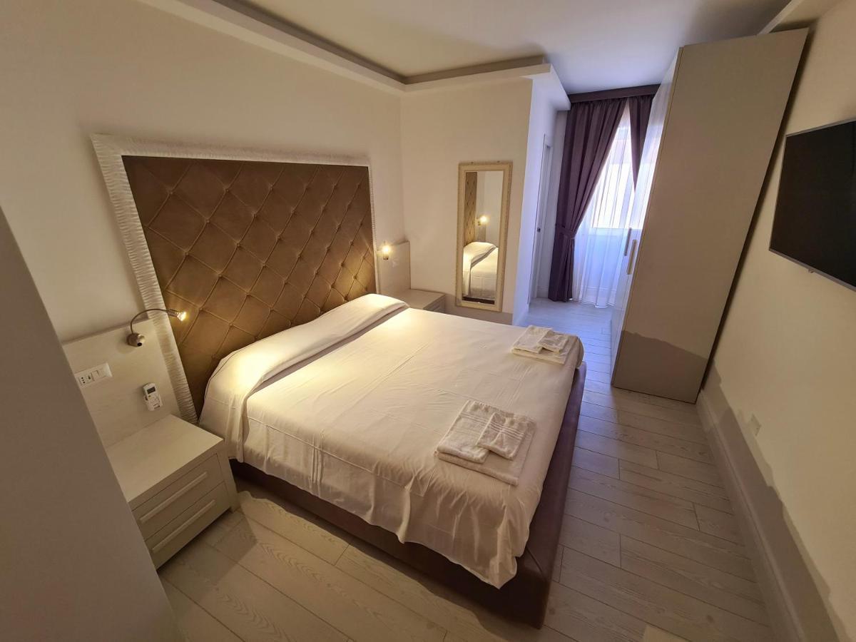 Isola Nel Parco Villas & Rooms Ла Мадалена Екстериор снимка