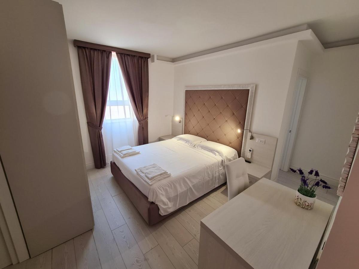 Isola Nel Parco Villas & Rooms Ла Мадалена Екстериор снимка