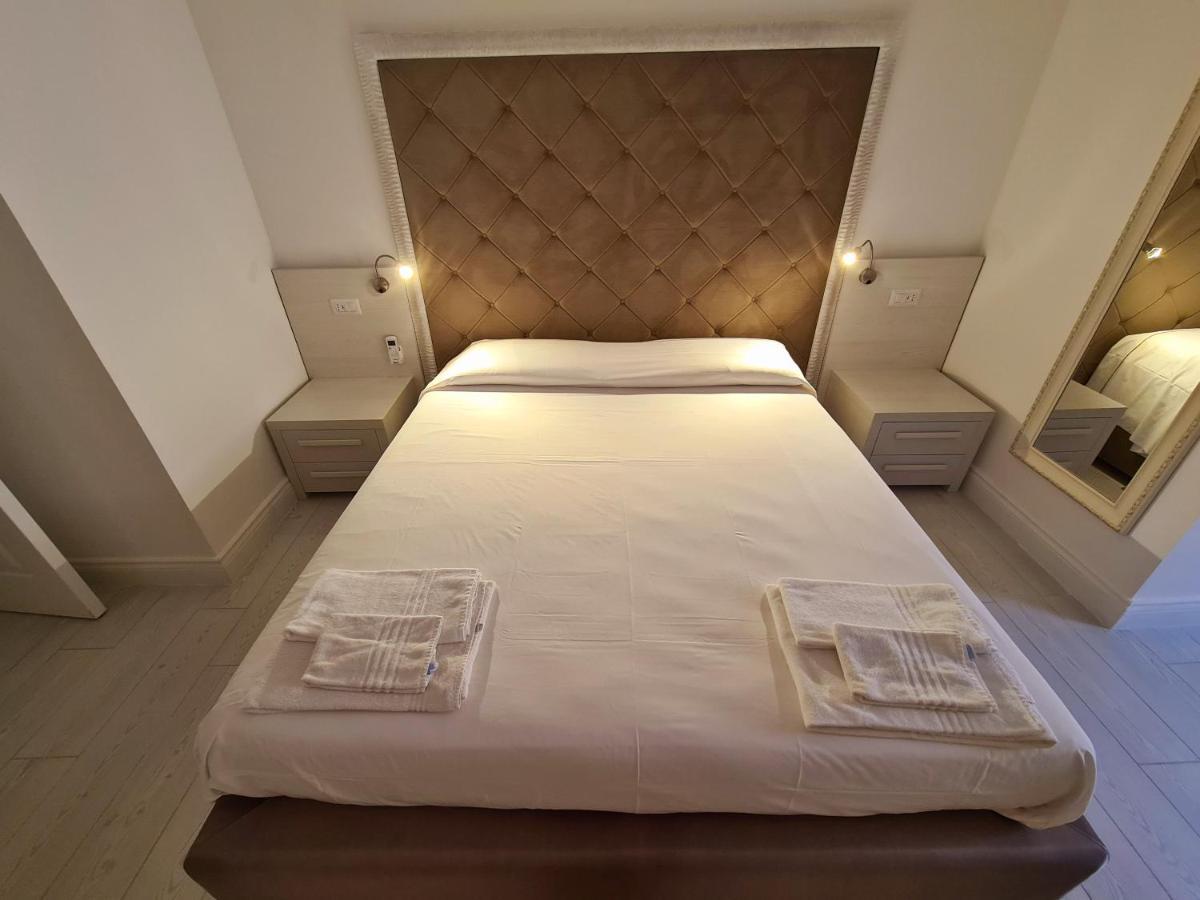 Isola Nel Parco Villas & Rooms Ла Мадалена Екстериор снимка