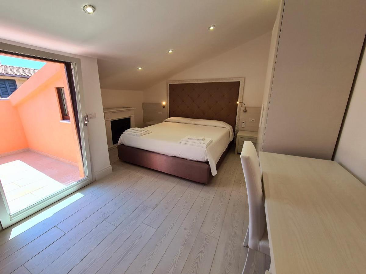Isola Nel Parco Villas & Rooms Ла Мадалена Екстериор снимка