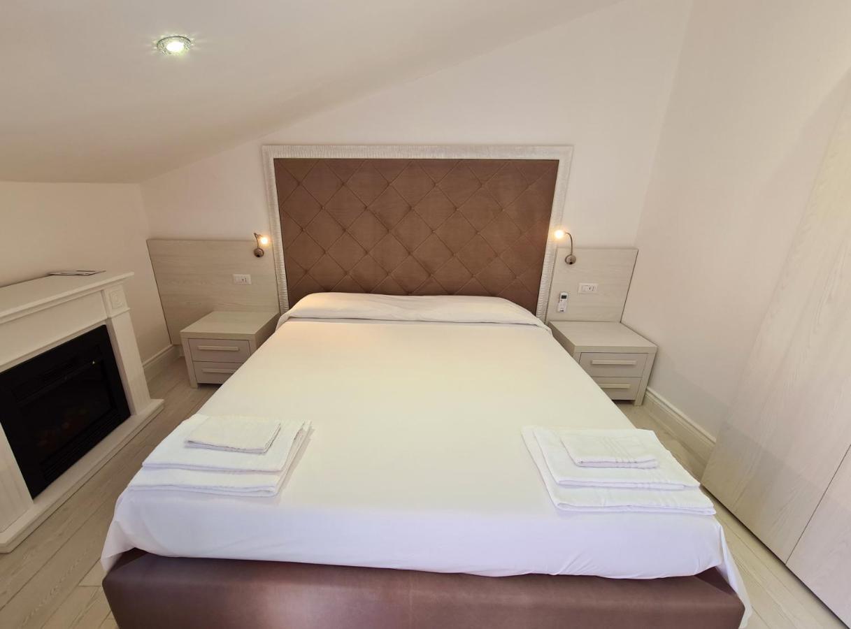 Isola Nel Parco Villas & Rooms Ла Мадалена Екстериор снимка