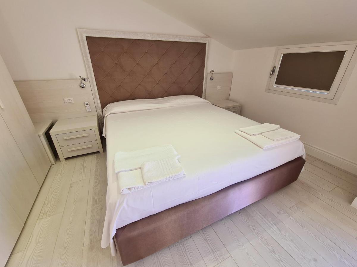 Isola Nel Parco Villas & Rooms Ла Мадалена Екстериор снимка
