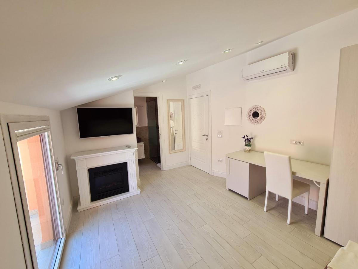 Isola Nel Parco Villas & Rooms Ла Мадалена Екстериор снимка