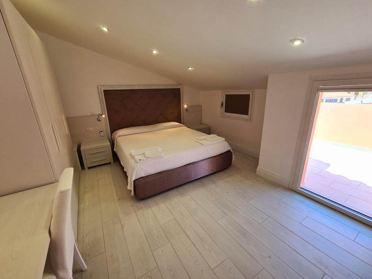 Isola Nel Parco Villas & Rooms Ла Мадалена Екстериор снимка